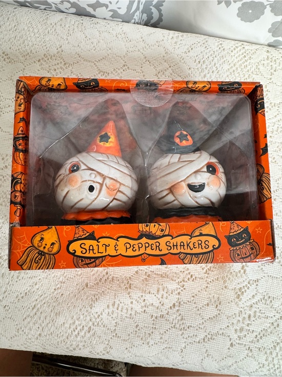 johanna parker Other - Design by Johanna Parker Halloween Mummy Salt & Pepper Shakers NIB New in Box